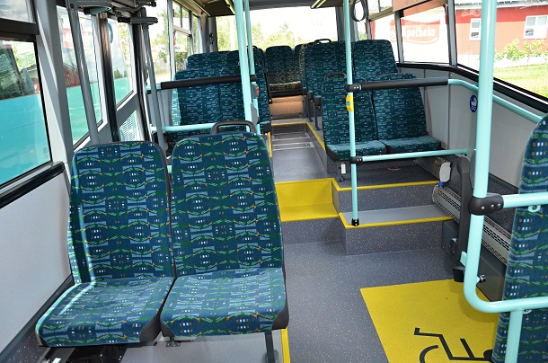 Foto_5-Interier_castecne_nizkopodlazniho_autobusu_znacky_SOR_v_barvach_dopravce_Arriva