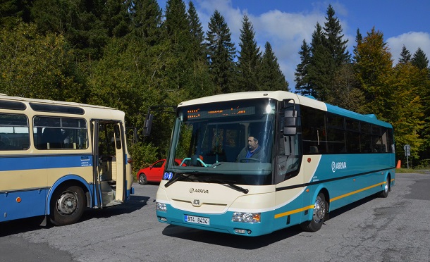 Foto_9-Setkani_generaci_Karosa_SL_11_a_elektrobus_SOR_EBN_10_5