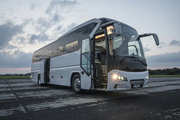 In visual terms the new NEOPLAN Tourliner is clearly a member of the NEOPLAN family. DE: Der neue NEOPLAN Tourliner reiht sich optisch klar  in die NEOPLAN-Familie ein. UK: In visual terms the new NEOPLAN Tourliner is clearly a member of the NEOPLAN family.
