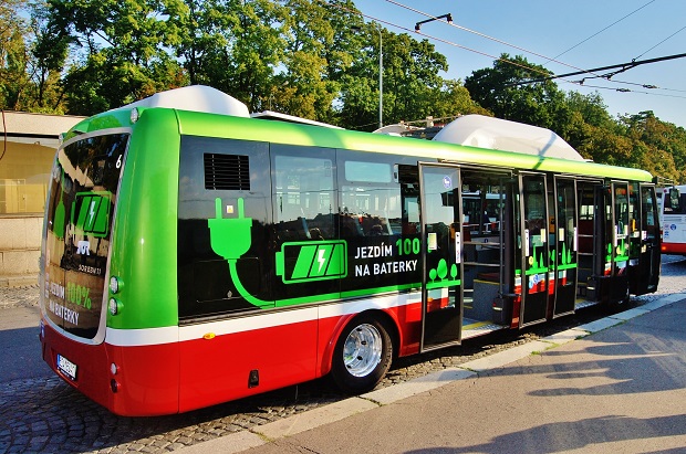 Elektrobus SOR EBN 11, před zahájením zkušebního provozu v září 2015 na konečné Želivského, foto: Zdeněk Nesveda 