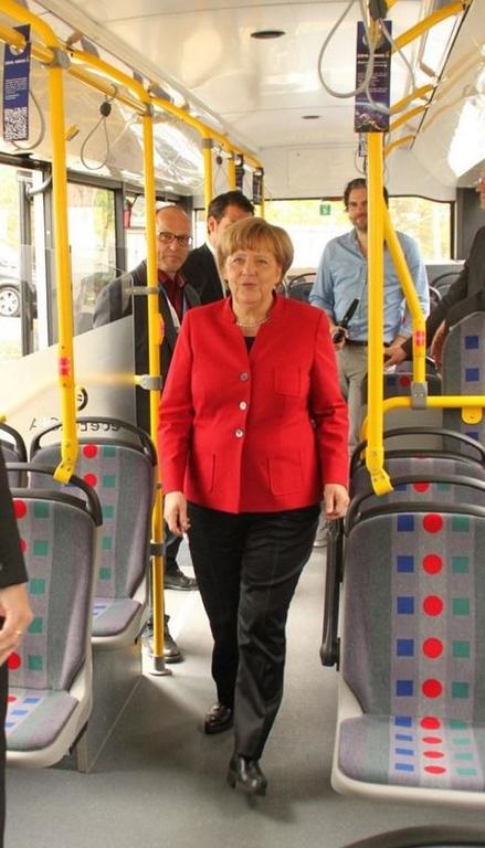 Elektrobusy Ekova Electron pro kraj Hohenlohe v Německu si prohlédla kancléřka Angela Merkelová