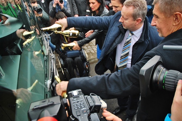 Andrej Babiš a ministr životního prostředí Richard Brabec, slavnostně, jak se patří šampaňským pokřtili elektrobus, foto: Zdeněk Nesveda