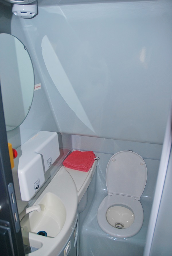 Účelné monolitické provedení kabiny toalety, foto: Zdeněk Nesveda