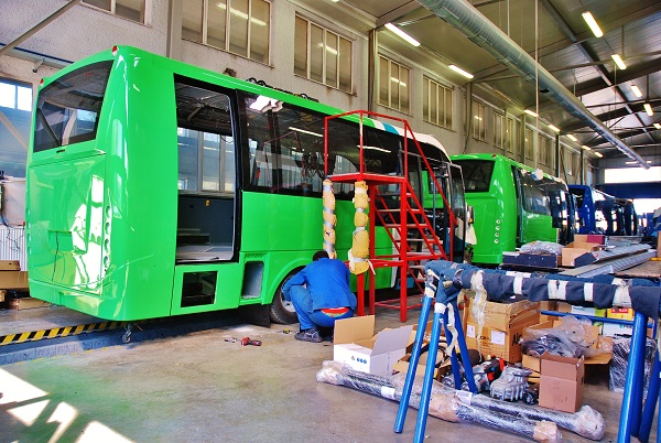 Autobusy na výrobní lince vyspělé manufaktury (foto: Zdeněk Nesveda