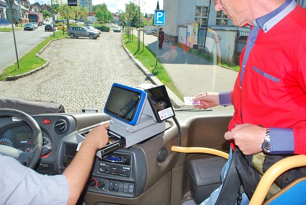 Odbavovací sytém pro autobusy v linkové dopravě nejnovější generace, který dokáže shromažďovat data pro další zpracování (foto: Zdeněk Nesveda)