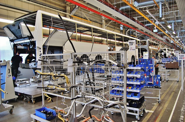 Obří manufaktura, výroba autobusů v závodě EvoBus, Setra v Neu-Ulm, pohled na výrobní linku (foto: Zdeněk Nesveda 2015)