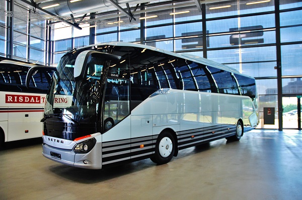 Showroom Setra, kde jsou již připravené autobusy na předání zákazníkům, denně opouští závod 10 – 13 autobusů (foto: Zdeněk Nesveda)