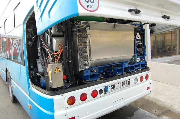 Samostatnou kapitolou sú elektrické autobusy, využívajúce ako jeden zo zdrojov elektriny vodíkové palivové články (foto: Zdeněk Nesveda)