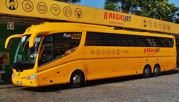 Žlutý Irizar PB na podvozku Volvo společnosti RegioJet (ilustrační foto: Zdeněk Nesveda)