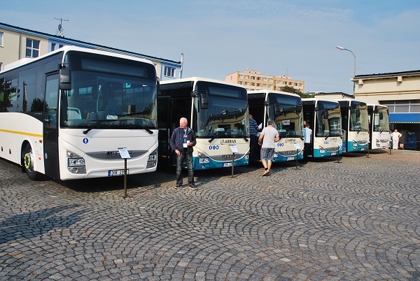 Flotila zbrusu nových autobusu IVECO se také představila v Králově Dvoře na dni otevřených dveří (foto: Zdeněk Nesveda) 