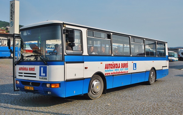 Autobusová autoškola se kterou se zájemci měli možnost si vyzkoušet řízení na polygonu (foto: Zdeněk Nesveda) 