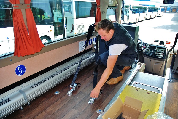 Názorná ukázka jednoduché manipulace s výtahem – plošinou a ukotvení invalidních vozíků. Instruktáž David Salášek z Iveco Bus (foto: Zdeněk Nesveda) 