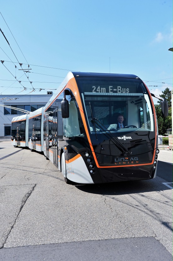 Dopravní podnik Linz AG Linien představil veřejnosti první z celkem dvaceti parciálních trolejbusů (foto: Van Hool)