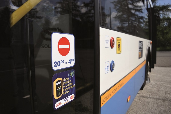 Systém placení jízdného v prostředcích MHD v Ostravě bezkontaktní bankovní kartou (foto: DPO)