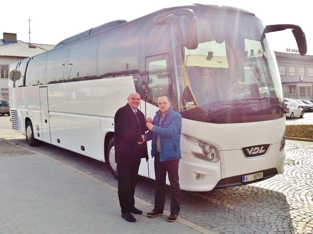 Slavnostní předání prvního autobusu VDL Futura FHD2 129/440, Euro 6, firmě Nitrans MG s.r.o., Nitra, osobně přebírá pan Michal Griesbach.
