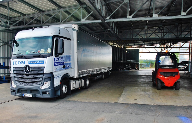 Kamion společnosti ICOM transport, odváží podvozkové časti autobusů k dalšímu zpracování do Německa (foto: Zdeněk Nesveda)