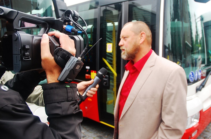 Obchodní manažer Radek Kapr, zástupce výrobce ŠKODA ELECTRIC a.s. byl při slavnostní předávaní nových trolejbusů (foto: Zdeněk Nesveda) 