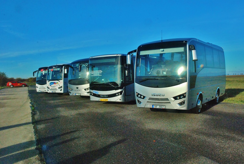 Pětice testovaných autobusů ISUZU, TURQUOISE, NOVO Ultra, NOVO Lux, NOVOCITI Life, VISIGO Hyper (foto: Zdeněk Nesveda)