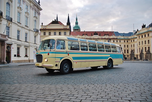 Škoda 706 RTO Lux na Hradčanském náměstí v Praze, majitel Jan Kukla a autobus uvidíte na veletrhu CZECHBUS 2018 (foto: Zdeněk Nesveda)