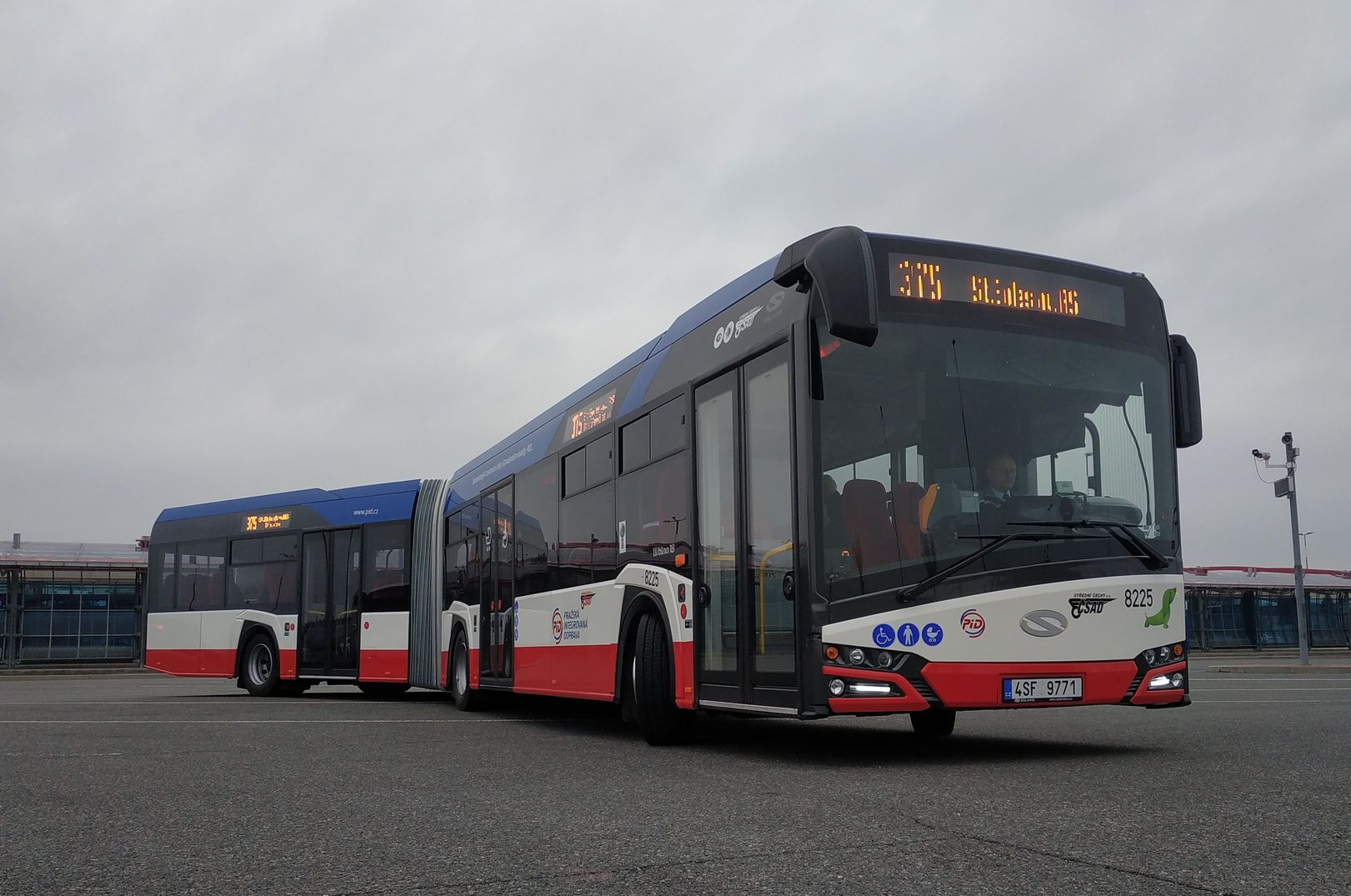 Autobusy nejnovější generace Solaris Urbino 18 jezdí ve Sředních Čechách
