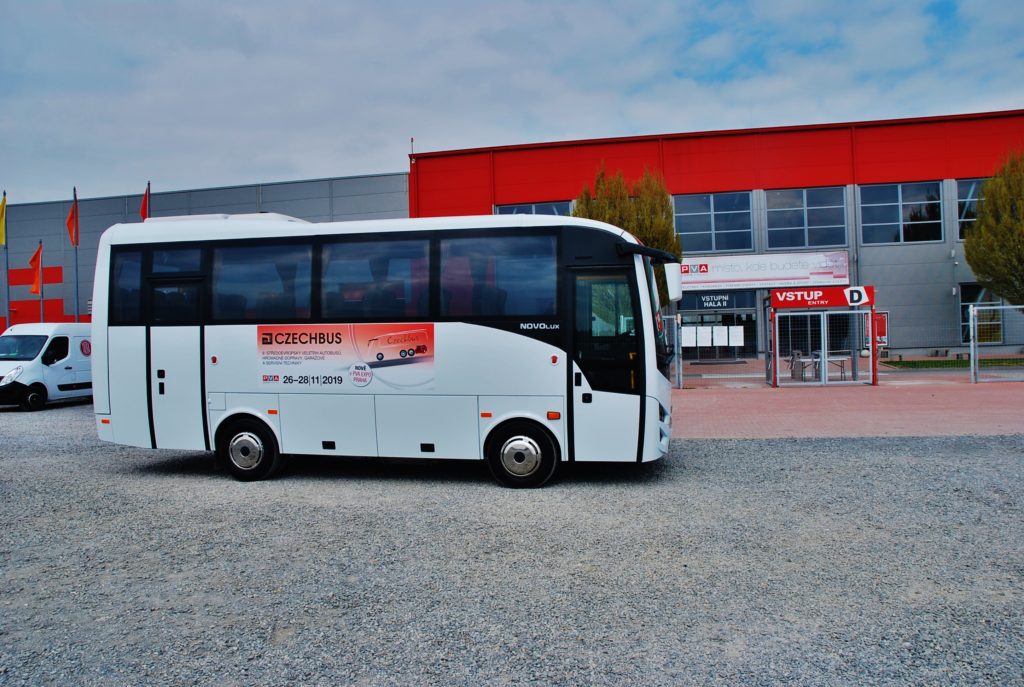 Autobus ISUZU společnosti TURANCAR CZ propaguje veletrh CZECHBUS 2019 před moderními halami výstaviště PVA (foto: Zdeněk Nesveda)