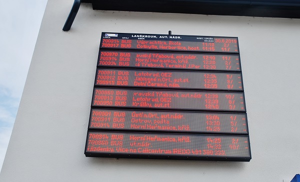 Elektronické informace o aktuálních odjezdech a příjezdech autobusů na nově zrenovované autobusové nádraží v Lanškrouně (foto: Zdeněk Nesveda) 