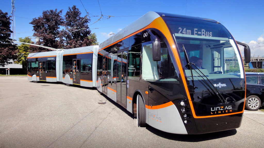 Příklad velkokapacitního trolejbusu, délka 24 m v rakouském Linci (foto: VAN HOOL)