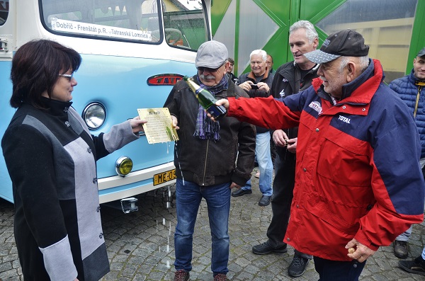 arel Loprais, tatrovácká legenda, automobilový závodník a šestinásobný vítěz závodů Rallye Dakar pokřtil nově zrenovovaný autobus. (foto: Zdeněk Nesveda)